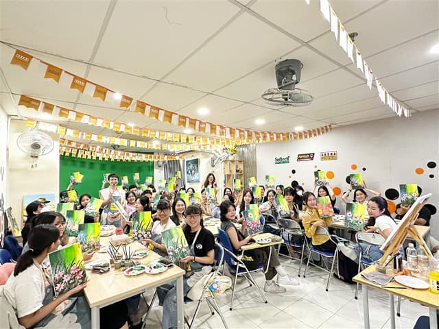 khong-khi-nao-nhiet-tai-workshop-ve-tranh-canvas-chu-de-giao-mua-